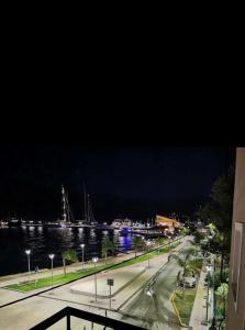 een uitzicht op een haven 's nachts met een stad bij Marina rooms in Argostoli