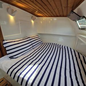 ein Bett auf der Rückseite eines Bootes in der Unterkunft City Sailing in Amsterdam
