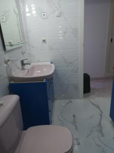 プエルト・デ・マサロンにあるRESIDENCE BAHIA REAL PUERTO de MAZARRONの白いバスルーム(トイレ、シンク付)