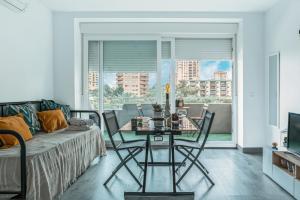 - un salon avec une table et un canapé dans l'établissement Apartamento Brisa Playa, à Aguadulce