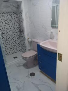 プエルト・デ・マサロンにあるRESIDENCE BAHIA REAL PUERTO de MAZARRONのバスルーム(トイレ、洗面台、シャワー付)