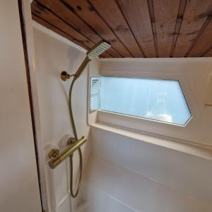 een badkamer met een deur en een raam bij City Sailing in Amsterdam