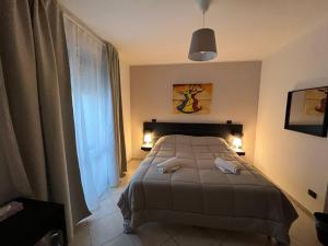 1 dormitorio con cama y ventana grande en B&B PIAZZA KOLBE en Acquaviva delle Fonti
