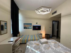 um quarto com uma cama, uma secretária e um computador em Master Bed Room Shared Apartment Flat 1301 em Abu Dhabi