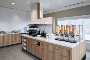uma grande cozinha com um balcão com garrafas de álcool em Residence Inn by Marriott Mississauga-Airport Corporate Centre West em Mississauga