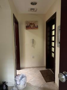 um quarto com duas portas e um piso de azulejo em Master Bed Room Shared Apartment Flat 1301 em Abu Dhabi