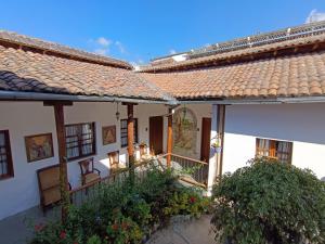 基多的住宿－Hotel Colonial - Casa Francisco，一座房子,阳台上种着鲜花