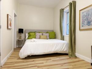 Un pat sau paturi într-o cameră la The Cardinal Studio Apartments