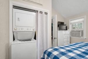 1 dormitorio con lavadora y secadora junto a la cama en 131 #7 North Shore Boulevard East Sandwich - Waters Edge 7, en East Sandwich
