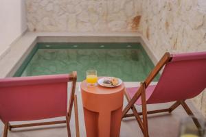 Sugarwhite Suites with Private not Heated Pool内部或周边的泳池