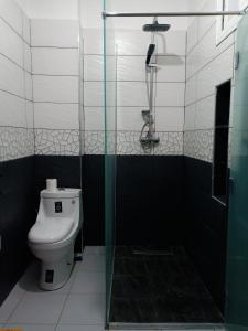 ein Bad mit einer Dusche und einem WC in der Unterkunft JolieVue in Bejaïa