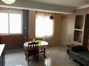 sala de estar con mesa y sofá en JolieVue en Bugía