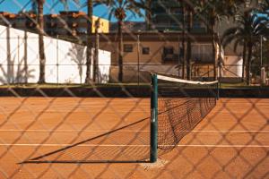 una red de tenis en una pista de tenis en Apartamento Brisa Playa, en Aguadulce