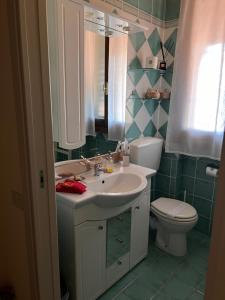 uma casa de banho com um lavatório e um WC em The Loft E&E Blue Sky em Empoli