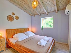 ein Schlafzimmer mit einem Bett mit Handtüchern darauf in der Unterkunft Appartement Saint-Martin , 2 pièces, 3 personnes - FR-1-734-15 in Saint Martin
