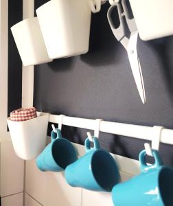 a kitchen with blue mitts hanging from a wall at Get-your-flat - FeWo, 2 Zr Kü & Traum-Retro-Bad, cosy & super sweet, bis zu 4 Pers, stadtnah & ruhig, Hund auf Anfrage, in Bochum