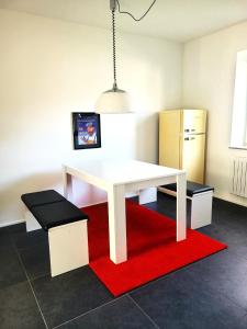 a white table with a red rug and a refrigerator at Get-your-flat - FeWo, 2 Zr Kü & Traum-Retro-Bad, cosy & super sweet, bis zu 4 Pers, stadtnah & ruhig, Hund auf Anfrage, in Bochum