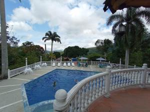 Bazén v ubytování Hotel campestre los Arrieros nebo v jeho okolí