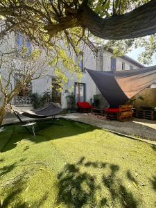 a hammock in the yard of a house at The house of little Paris in Montreuil