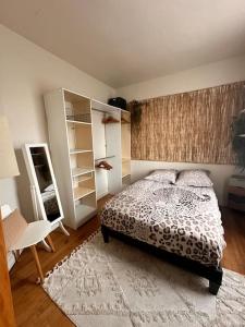 1 dormitorio con cama y estante para libros en The house of little Paris, en Montreuil
