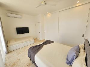 Tempat tidur dalam kamar di Hermosa Villa en Tulum Country Club acceso a playa