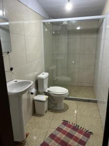 La salle de bains est pourvue de toilettes et d'un lavabo. dans l'établissement Aconchego 2, à Domingos Martins
