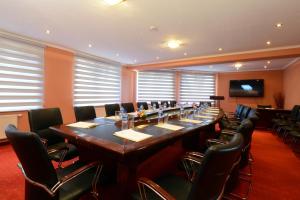 une grande salle de conférence avec une grande table et des chaises dans l'établissement Narantuul Hotel, à Oulan-Bator