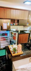 乌贝兰迪亚9 Andar - Estilo industrial Moderno e Aconchegante的厨房配有带开放式冰箱的台面
