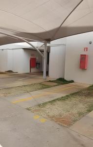 乌贝兰迪亚9 Andar - Estilo industrial Moderno e Aconchegante的车库里的一个空停车位