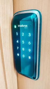 un primer plano de un mando a distancia en una pared en 9 Andar - Estilo industrial Moderno e Aconchegante, en Uberlândia 76 fotos más