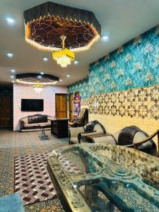 HOTEL MERLIN PALACE في سريناغار: لوبي مع غرفة انتظار مع كراسي وتلفزيون