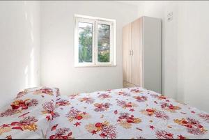 1 cama con edredón de flores en un dormitorio en Villa Anna, en Palinuro