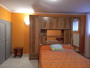 Schlafzimmer mit einem Bett und einem Holzschrank in der Unterkunft La Bergerie de Lavernhe in Connac