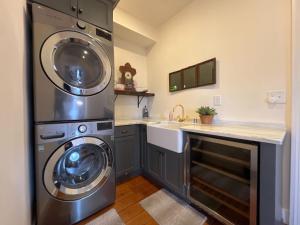 uma cozinha com uma máquina de lavar roupa e um lavatório em Yoko's Serene Suite in Frankfort em Louisville