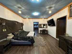 una camera con letto e TV sul soffitto di Hacienda Cúpulas Blue Private Residence Club a Cozumel
