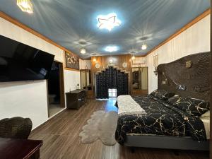 una camera da letto con un letto e una TV a schermo piatto di Hacienda Cúpulas Blue Private Residence Club a Cozumel Altre 58 foto