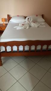 ein Bett mit Handtüchern auf dem Zimmer in der Unterkunft HAVRE DE PAIX in Le Robert