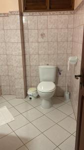 een badkamer met een toilet en een tegelvloer bij HAVRE DE PAIX in Le Robert