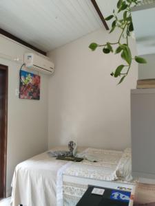 pokój z łóżkiem w pokoju w obiekcie Quarto Praia do Frances w mieście Marechal Deodoro