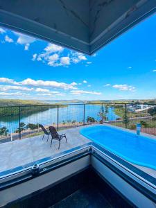 uma vista para uma piscina a partir de uma casa em Paraíso Panorâmico Beira do Lago em Caldas Novas