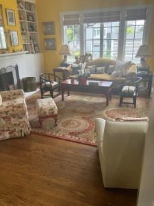 a living room with couches and a coffee table at My Rosegarden Guest Rooms in San Francisco