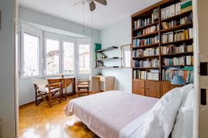 Knihovna v apartmánu