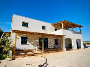 a house under construction with a roof at Casale Laurus in Locogrande
