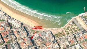 una vista aérea de una playa junto al océano en Avenida La Concha - IB. Apartments, en San Sebastián