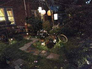 un jardín por la noche con una bicicleta en el patio en Explore New York from Queens en Queens