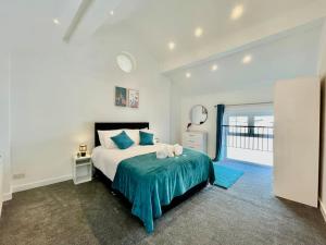 a bedroom with a large bed with a blue blanket at Modern Cosy 1 Bed Ilford Home - Free Parking in Ilford