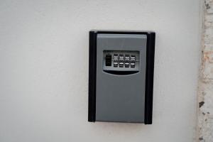 ein Handy hängt an einer Wand in der Unterkunft Lulù House in Ostuni