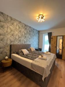 een slaapkamer met een bed met twee handdoeken erop bij Luxusní Apartmán NMNM Essence in Nové Město na Moravě