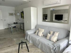Televízia a/alebo spoločenská miestnosť v ubytovaní Estudios HORIZONTE BEACH