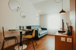 un soggiorno con un tavolo e un divano di Gerês Adelaide Studios a Geres